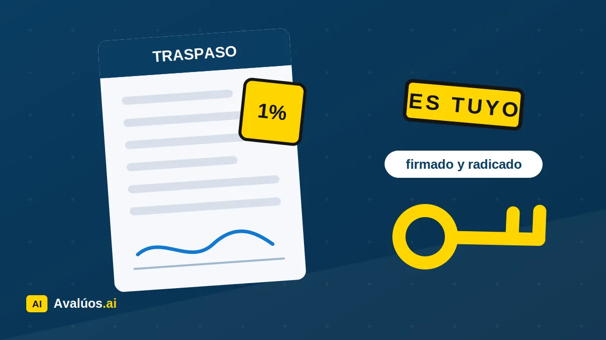 Formulario de solicitud de trámite de traspaso de un vehículo con las llaves y la tarjeta de propiedad sobre la mesa